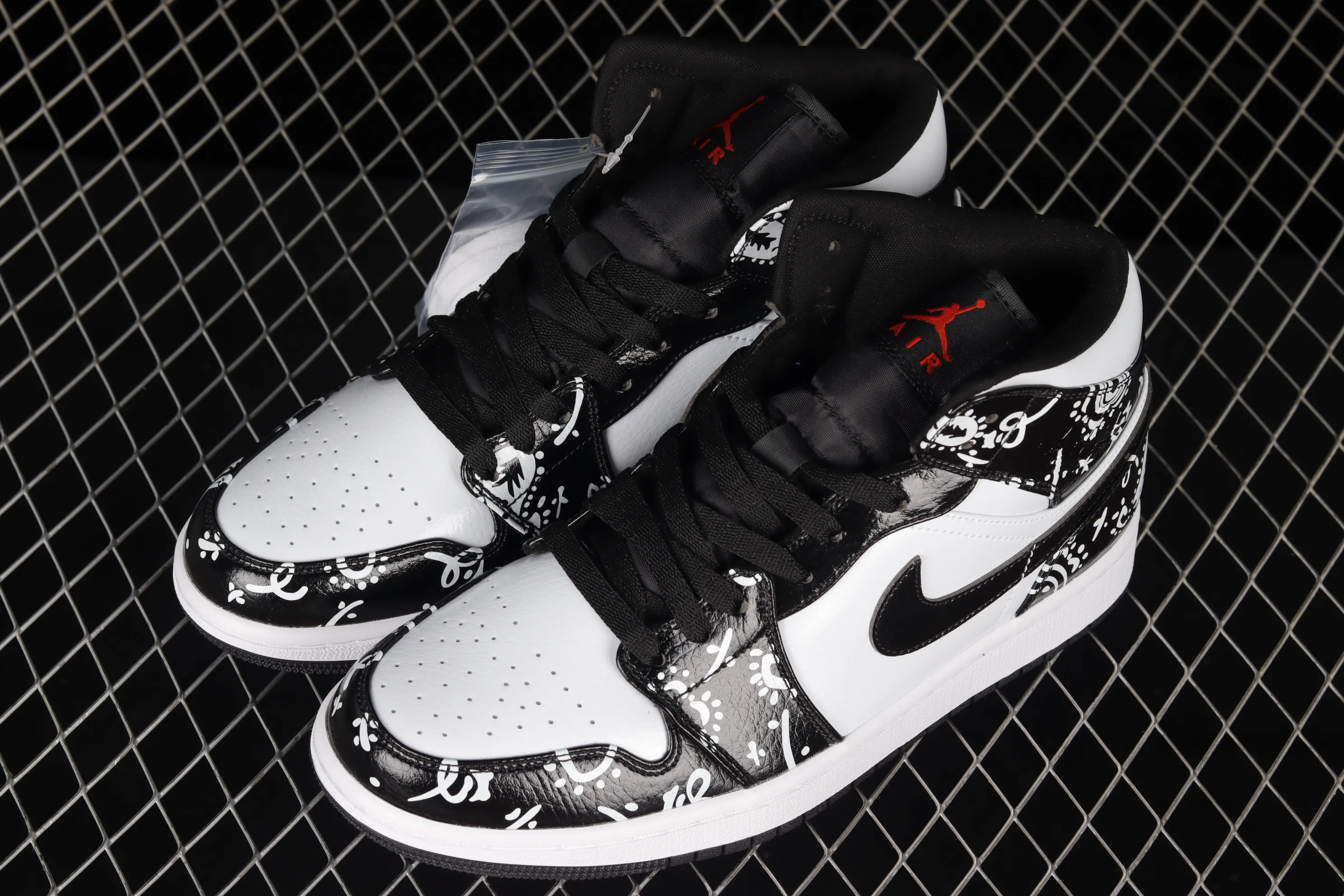 All categories Air Jordan Jordan series basketball shoes Air Jordan 1 Mid Air Jordan 1 Mid SE AJ1 Joe 1 graffiti black and white China basketball shoes 554724-075